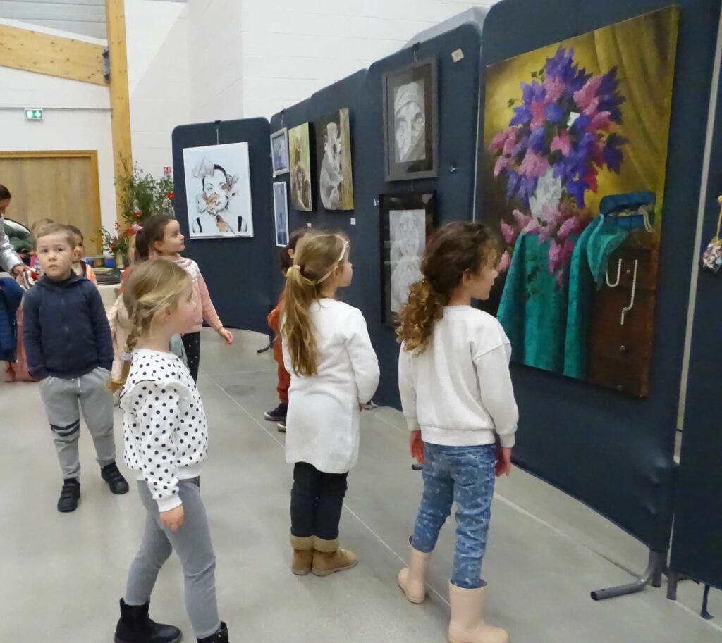 Une classe de maternelle en visite au Salon des Arts